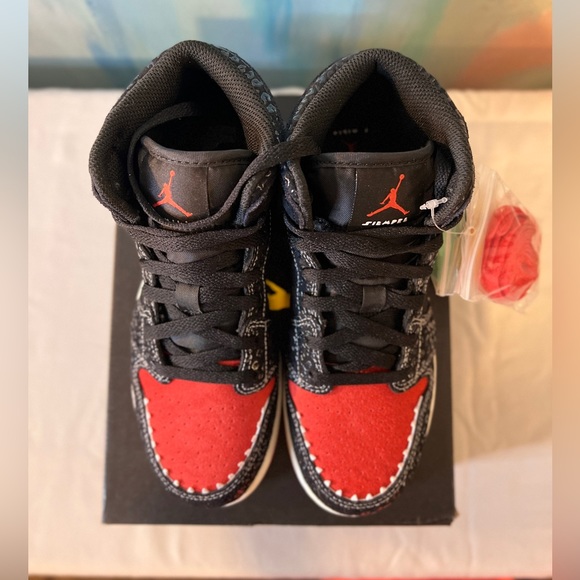 Air Jordan 1 Mid GS Siempre Familia Youth 5 - Picture 2 of 10